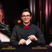 Live-Casino: Dealer am Spieltisch